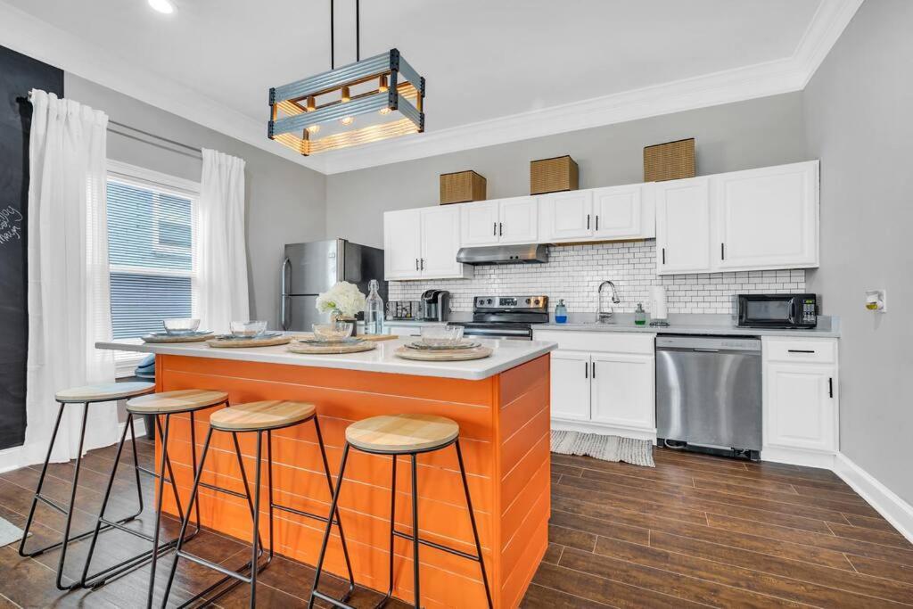 Vakantiehuis 20% Off! Spacious 4br House W/ Free Parking, Wi-fi